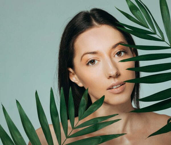 brunette-girl-posing-with-exotic-leaves